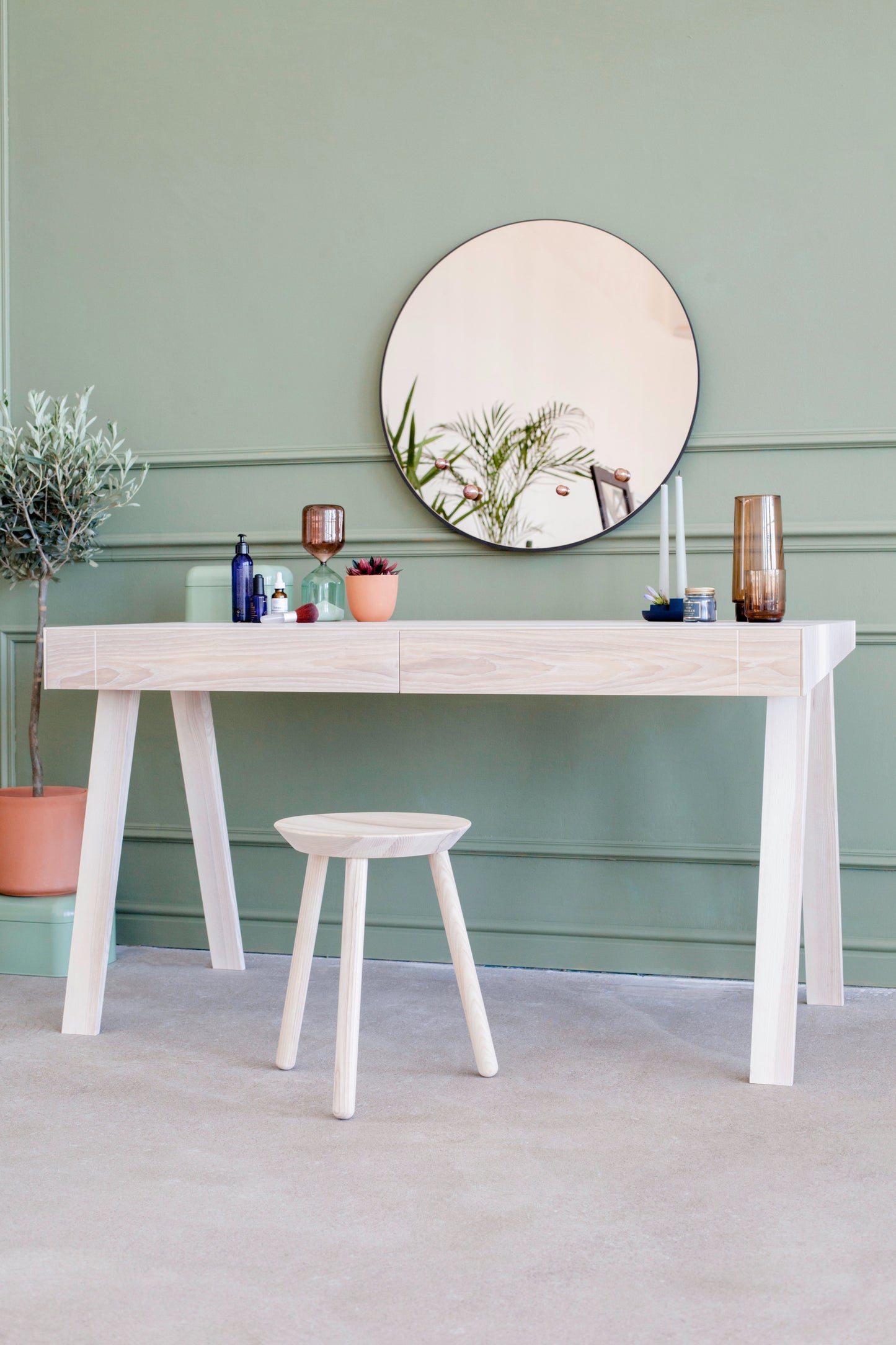 Naïve Stool in Ash